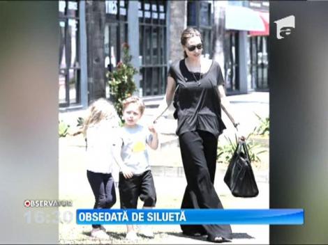 Obsedata de silueta?! Angelina Jolie, cu venele mult prea proeminente pe maini