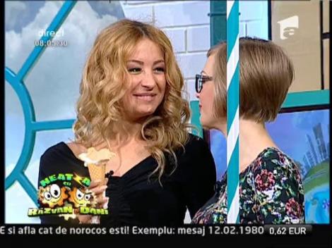 Uite-o, nu mai e! Un vanzator de inghetata turceasca a jonglat cu cornete, la "Neatza"