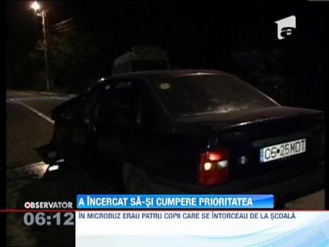 Microbuz scolar, implicat intr-un grav accident rutier