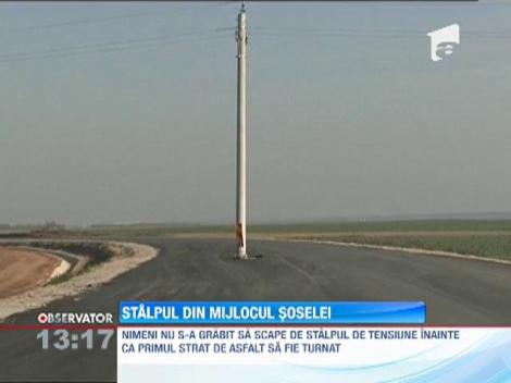 Craiova: Stalp de tensiune in mijlocul soselei
