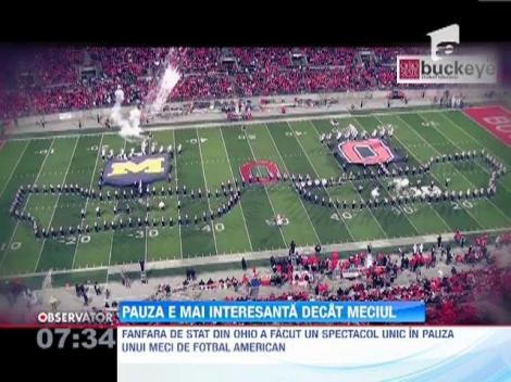 Stadion plin cu spectatori veniti sa vada spectacolul din pauza unui meci de fotbal american