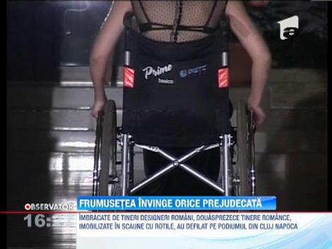 12 tinere, imobilizate in scaunele cu rotile, au defilat pe podium