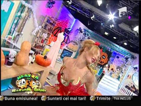 "As putea fi diavolita ta!" Vecina de la "Neatza", costumatie ce starneste fantezii