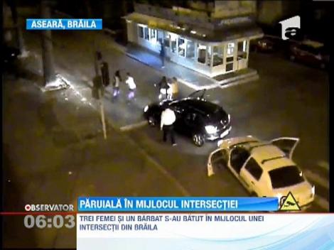 3 femei si un barbat s-au batut in mijlocul unei intersectii din Braila