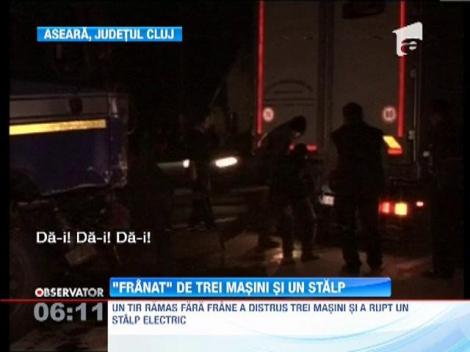 Un TIR fara frane a distrus trei masini si a rupt un stalp electric