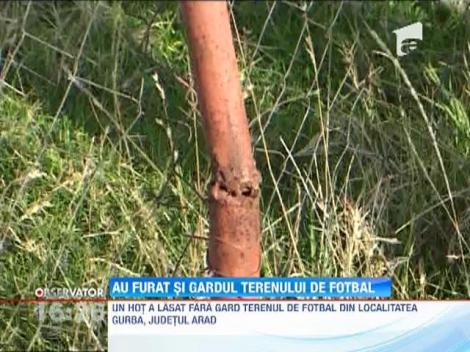 Un hot a lasat fara gard terenul de fotbal din localitatea Gurba, judetul Arad