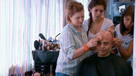 Vezi cum se transforma concurentii in cabina de machiaj!