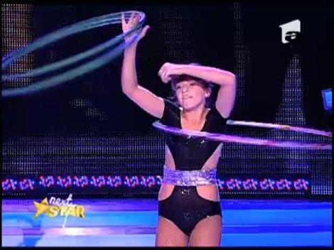 Laura Dragomir, lectii de hula hoop