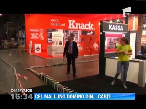 Un nou record: Cel mai lung lanț de cărți, doborât in stil DOMINO