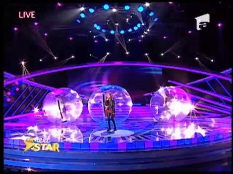 Denisa Davidescu interpretează melodia "Family portrait"