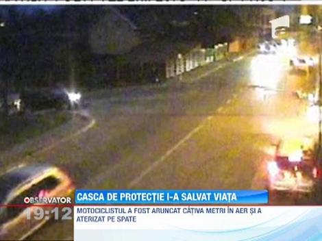 IMAGINI ŞOCANTE! / Casca de protecţie i-a salvat viaţa