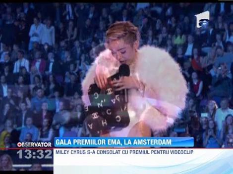 Miley Cyrus a şocat din nou la gala premiilor muzicale europene de la Amsterdam