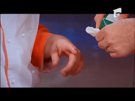 Șefii iși motivează echipele urcați pe coșurile de cumpărături