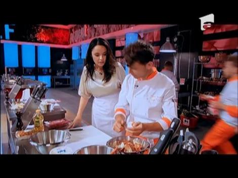 Andreea Marin a gătit alături de concurenți! Zâna a folosit mașina de feliat