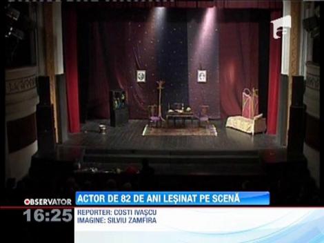 Un actor de 82 de ani a leşinat pe scenă. Spectatorii au fost convinşi că totul face parte din piesă