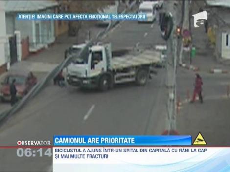 Imagini socante! Biciclist lovit în plin de un şofer grabit