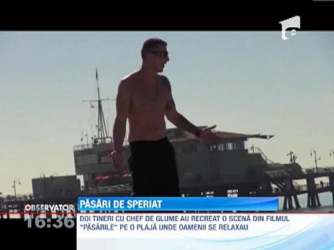 Doi tineri cu chef de glume au recreat o scenă din filmul "Păsările" pe o plajă