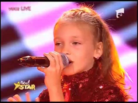 Luana Prodea, micuta scriitoare cu voce de privighetoare, i-a dat lui Dan Negru primul autograf din viata ei