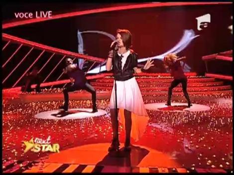 Ioana Rusnac, o mini Duffy care a creat o atmosfera feerica, inconjurata de 15.000 de lumanari