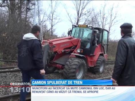 Iaşi: Un camion a fost spulberat de tren