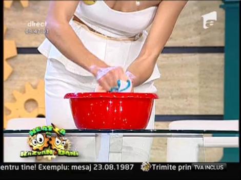 Momente incediare la ”Neatza”: Concurentele sexy au spălat rufe la lighean