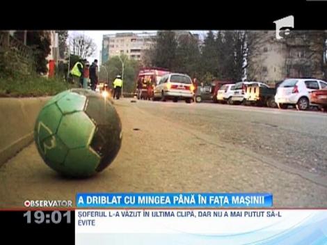 Un baiat de 11 ani din Baia Mare a fost lovit de o maşina, dupa ce a încercat să recupereze o minge