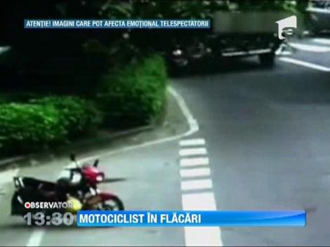 China: Motociclist în flăcări