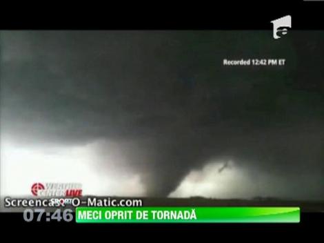 Meci de fotbal american din Houston, întrerupt de o TORNADĂ!
