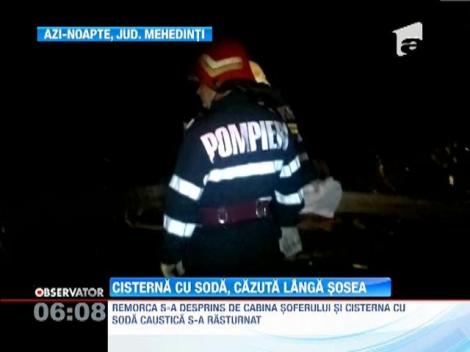 Cisternă cu sodă caustică, răsturnată pe o şosea din Mehedinţi