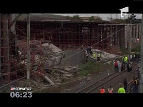 Planşeu de beton de suprafaţa unui teren de fotbal, prăbuşit peste muncitori