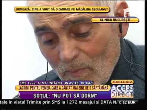 Cea mai frumoasă dovadă de iubire! Soţul femeii care cântă nu se desparte o clipă de ea şi speră într-o minune