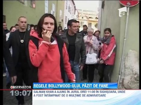 Salman Khan, păzit de zeci de fane adunate în preajma lui