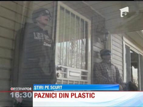 Păcăleală pentru hoţi! Un american a plasat în faţa uşii doi paznici din plastic