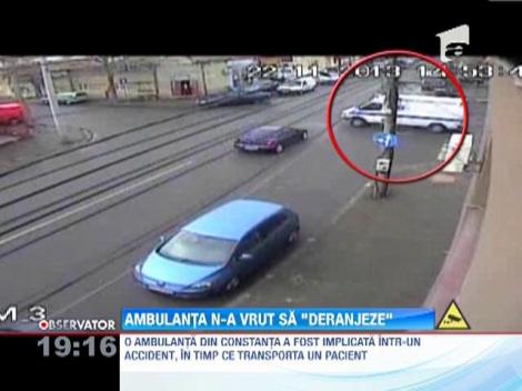 O ambulanţă care transporta un pacient, implicată într-un accident la Constanţa