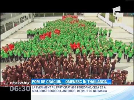 Record in Thailanda: cel mai mare pom de Crăciun compus din oameni!