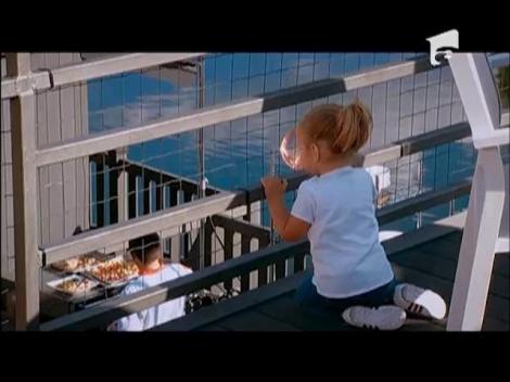 Familia Reghecampf serveşte felul principal