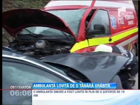 O ambulanţă SMURD a fost lovită de o şoferiţă grăbită