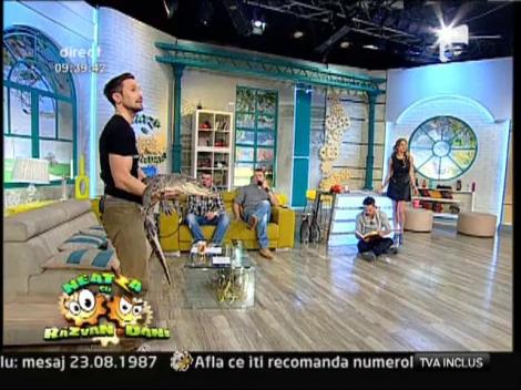 Nu se teme de nimic! Dani Oţil a luat în braţe un crocodil!