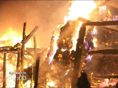 Casa unei familii din Bistriţa Nasăud a fost distrusă de flăcări