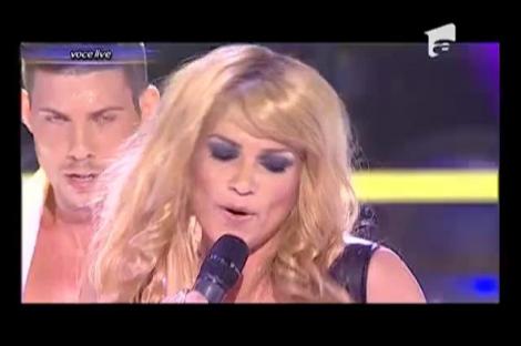 Ellie White se transformă în Ke$ha - "Die young"