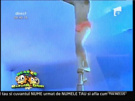 Smiley news: Dansul la bară în variantă masculină!