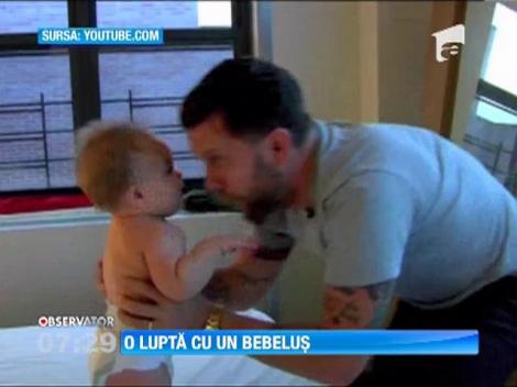 Un comediant, filmat în timp ce făcea wrestling cu bebeluşul său