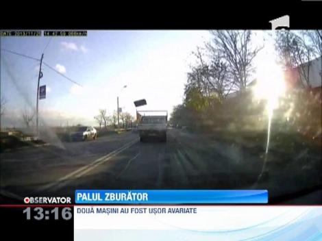 Plăci de pal zburătoare pe o şosea din Brăila