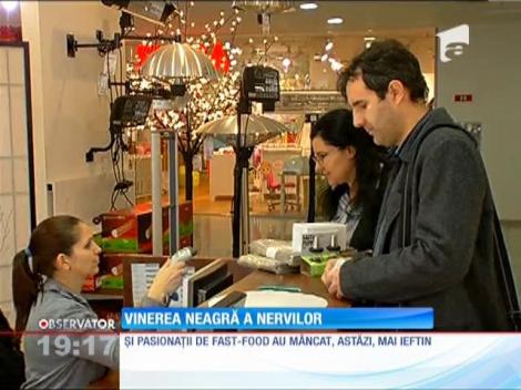 Vinerea Neagră: Românii au dărâmat uşile magazinelor şi s-au călcat pe picioare, în căutare de reduceri