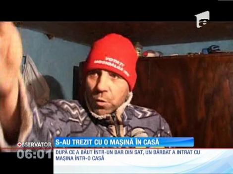 O familie s-a trezit în miez de noapte cu o maşină în casă