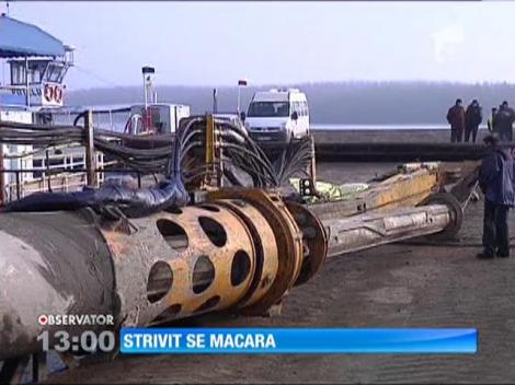 Pensionar strivit de o macara de 85 de tone