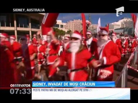 Patru mii de Moşi Crăciuni au invadat străzile din Sidney!