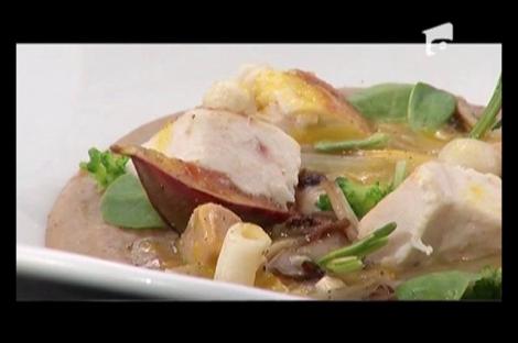 Preparatul lui Mihai Irimia de la prima probă: "Piept de pui cu piure de castane şi sos de portocale cu smochine caramelizate"