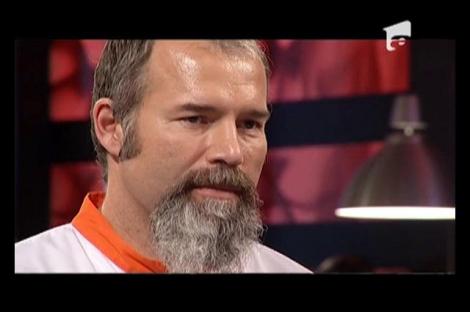 Răzvan Cruceanu a gătit o reţetă de "Curry de banane cu pulpe de pui crocante"