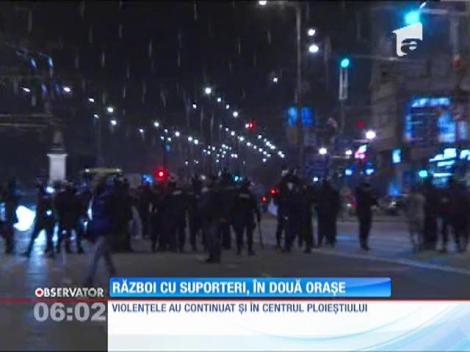 Noapte plină de violenţă în centrul Ploieştiului! Suporteri ai echipei de fotbal Petrolul au dus un război dur cu jandarmii